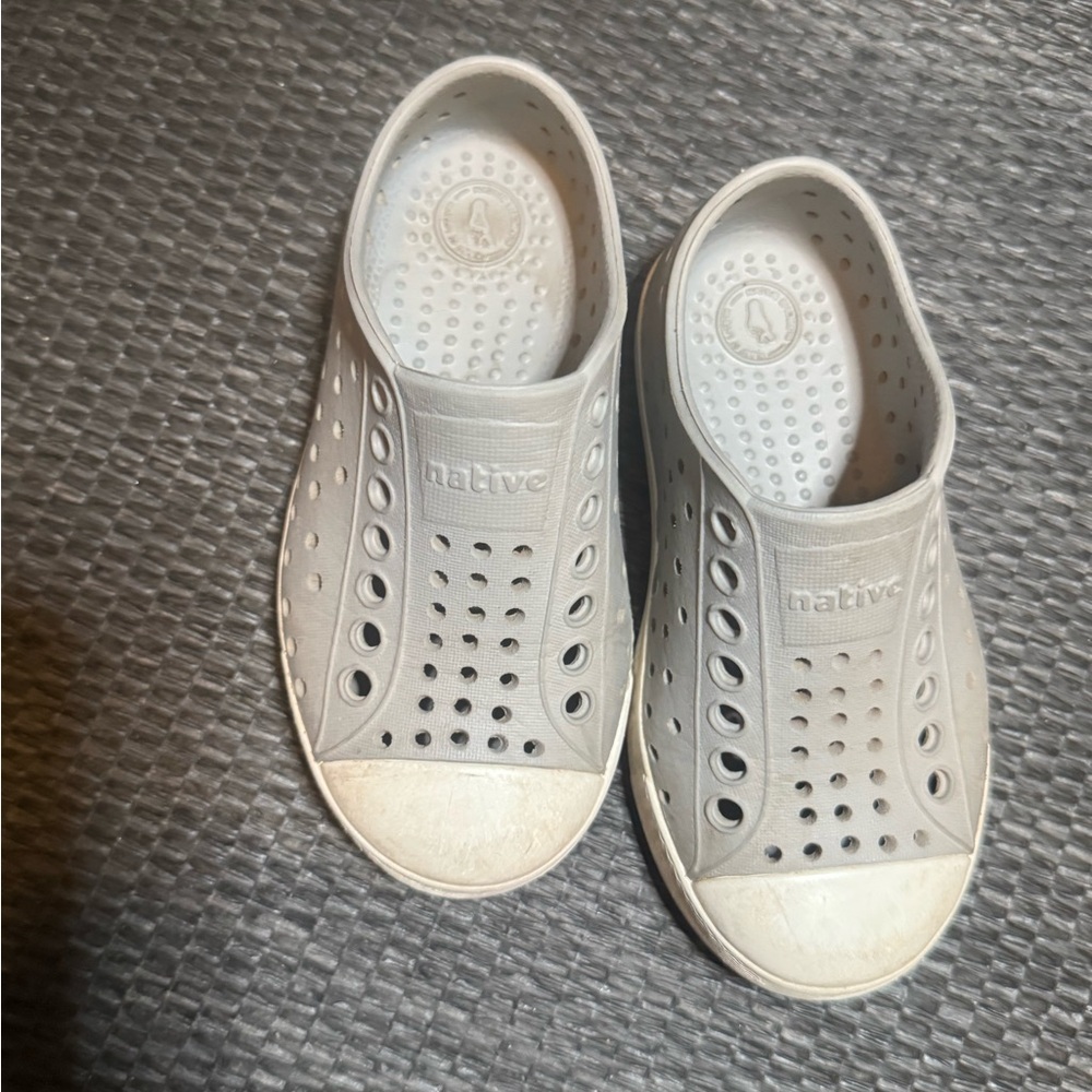 Native Kids Water Shoes in Light Gray
